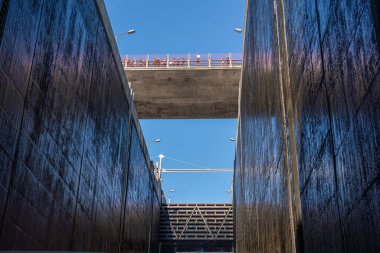 Portekiz 'deki Douro Nehri' ndeki Barrapatelo barajının çok derin kilidinin içine doğru bak.
