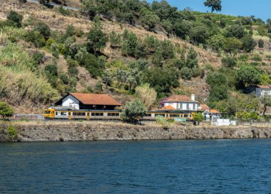 Portekiz treni Douro nehri yakınlarındaki Caldas de Aregos istasyonunda durdu.