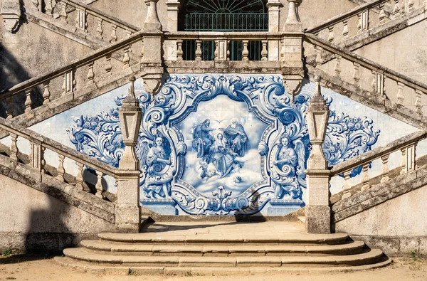 Keramiska plattor på trappan till Our Lady of Remedies kyrka ovanför staden Lamego — Stockfoto