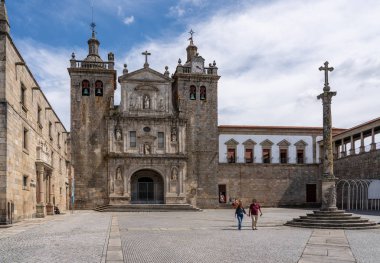 Viseu 'nun ana meydanında katedralin yanında turistler var.