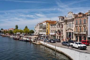 Aveiro Portekiz 'de kanal kenarındaki eski dekore edilmiş evler
