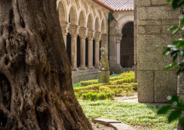 Guimaraes 'deki Alberto Sampaio Müzesi' nin içindeki heykel ve bahçe.