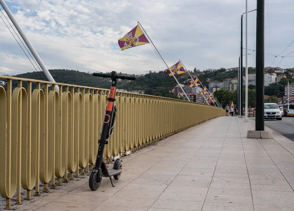 Scooter eléctrico Circ estacionado o abandonado en el puente de Santa Clara sobre el río en Coimbra —  Fotos de Stock