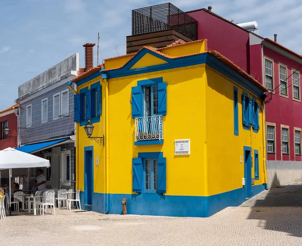 Alte eingerichtete häuser am kanal in aveiro portugal — Stockfoto