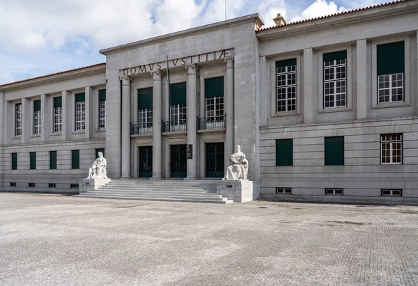 Tribunal judiciaire ou palais de justice à Guimaraes Portugal — Photo