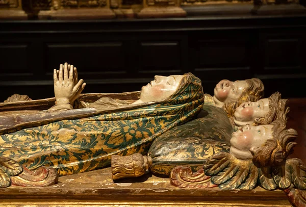 Tallado en madera de la Virgen María en el Museo de Alberto Sampaio — Foto de Stock