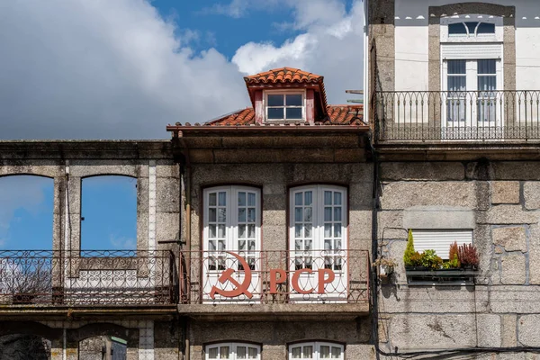 Portugisiskt kommunistpartitecken på traditionella hus i Guimaraes i Portugal — Stockfoto