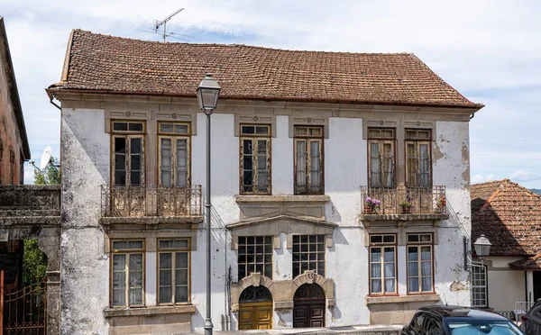 Régi ház a portugáliai Viseu városában, javításra szorul — Stock Fotó