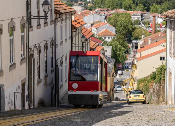 Ferrovia funicular moderna atravessa a estação da cidade velha em Viseu — Fotografia de Stock