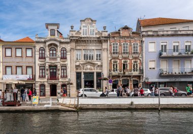Aveiro Portekiz 'de kanal kenarındaki eski dekore edilmiş evler