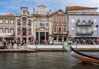 Aveiro Portekiz 'de kanal kenarındaki eski dekore edilmiş evler