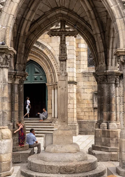 Turisté procházka v Largo da Oliviera od Padrao da Salado v Guimaraes v Portugalsku — Stock fotografie