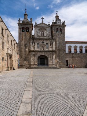 Viseu 'nun ana meydanında katedralin yanında turistler var.