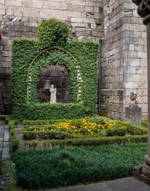 Guimaraes 'deki Alberto Sampaio Müzesi' nin içindeki heykel ve bahçe.