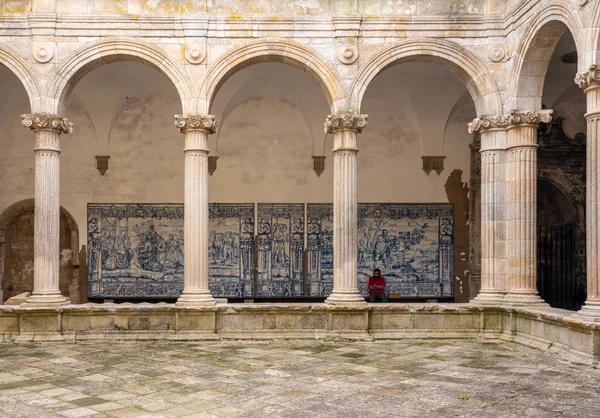 Se belső kerengői és tornyai vagy a portugáliai Viseu katedrális — Stock Fotó