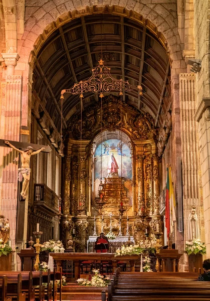 Zdobený oltář uvnitř kostela Oliviera v Guimaraes Portugalsko — Stock fotografie