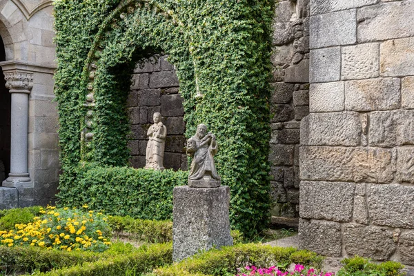 Statue und Garten im Museum von alberto sampaio in guimaraes — Stockfoto