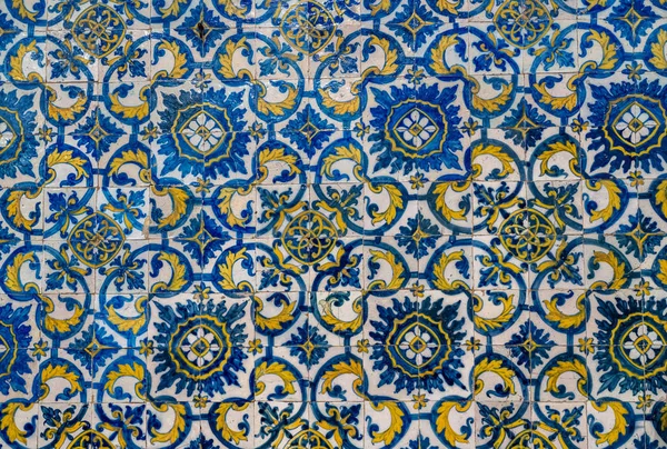 Old azulejo tiling on wall in traditional Portuguese style — Stock Photo, Image