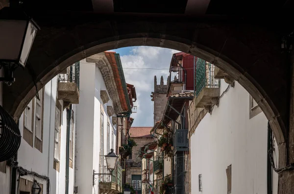 Balkonger av traditionella hus i Guimaraes i Portugal — Stockfoto