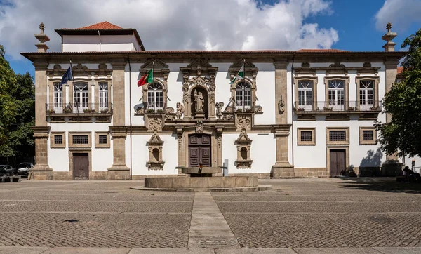 Fasad av staden eller stadshuset i Guimaraes i norra Portugal — Stockfoto