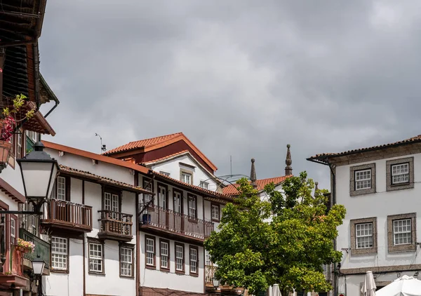 Μπαλκόνια παραδοσιακών κατοικιών στο Guimaraes της Πορτογαλίας — Φωτογραφία Αρχείου