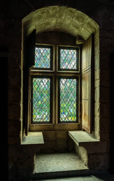 Siège fenêtre à l'intérieur du palais des ducs de Braganza — Photo