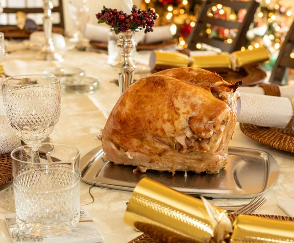 Sous vide corona de pavo después de asar en el horno en la mesa de Navidad —  Fotos de Stock