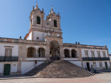 Portekiz 'deki Nazare Meryem Ana' ya giden adımlar.