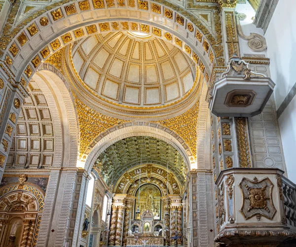 Διακοσμημένος βωμός στο ιερό της Παναγίας της Ναζαρέ στην Πορτογαλία — Φωτογραφία Αρχείου