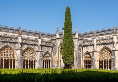 Portekiz 'deki Leiria yakınlarındaki Batalha Manastırı' nda manastır etrafında süslü kemerler.