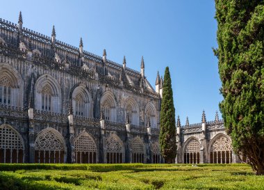 Portekiz 'deki Leiria yakınlarındaki Batalha Manastırı' nda manastır etrafında süslü kemerler.