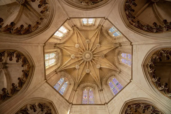 Interiér kláštera Batalha u Leirie v Portugalsku — Stock fotografie