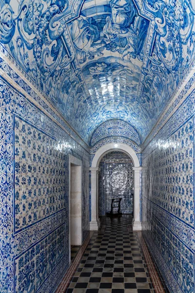 Azulejo tiling на стінах в монастирі Our Lady of Nazare в Португалії — стокове фото