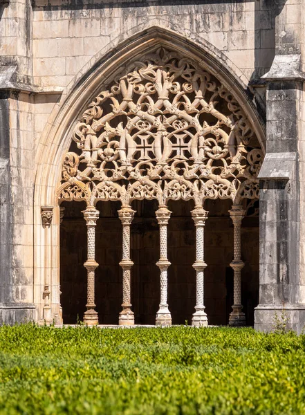 Arco decorato nel Monastero di Batalha vicino a Leiria in Portogallo — Foto Stock