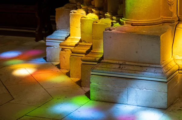 Luzes coloridas no interior do Mosteiro da Batalha perto de Leiria, em Portugal — Fotografia de Stock