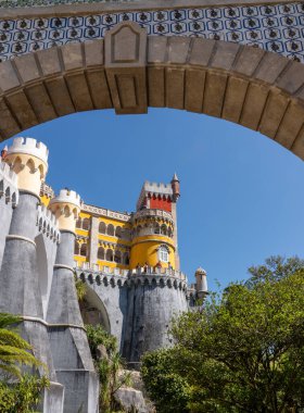 Sintra dışındaki Pena Sarayı Portekiz 'de renkli bir kraliyet binasıdır.