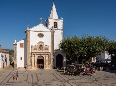 Portekiz 'in orta kesimindeki duvarlarla çevrili Obidos kasabasında Aziz Mary Kilisesi' ne giriş