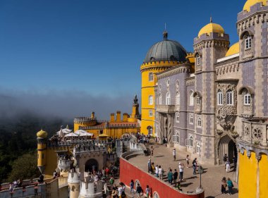 Sintra dışındaki Pena Sarayı Portekiz 'de renkli bir kraliyet binasıdır.