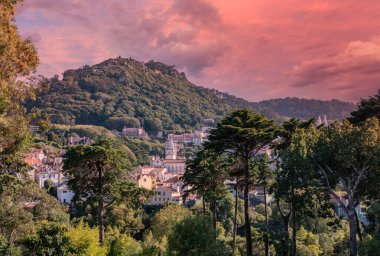 Portekiz 'in Sintra kasabasını ve tepedeki Fas şatosunu gör.