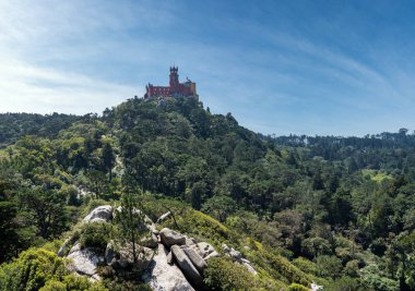 Sintra 'nın dışındaki Pena Sarayı Moors Kalesi' nin tepesinde.