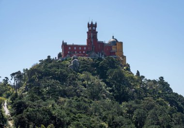 Sintra 'nın dışındaki Pena Sarayı Moors Kalesi' nin tepesinde.