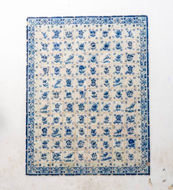 Duvarda kuşlar ve çiçeklerle birlikte azulejo kiremitleri deseni