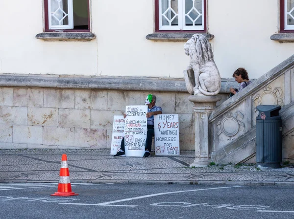 Homeless man protesting outside the town hall in Sintra Portugal — Stock Photo, Image