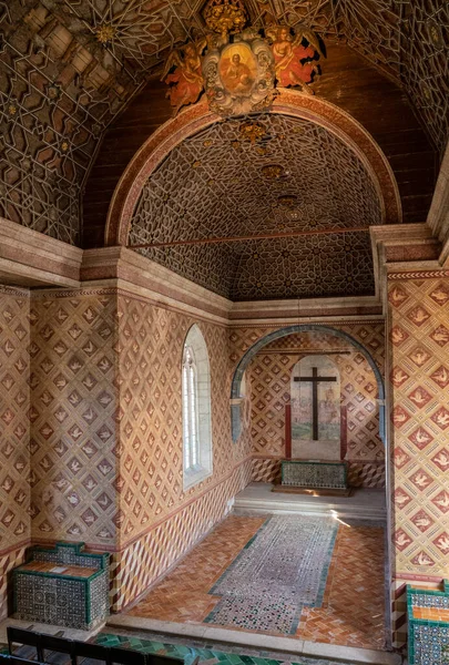 Simple chapel with cross inside the National Palace in Sintra, Portugal — 스톡 사진