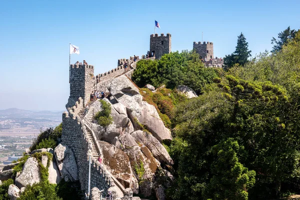 Turistas caminando por las murallas del Castillo de los Moros en la colina sobre Sintra en Portugal — Foto de Stock
