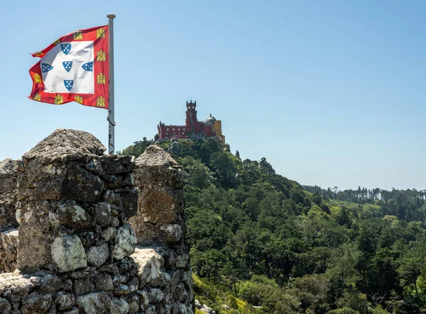 Palazzo Pena fuori Sintra in cima alla collina dal Castello dei Mori — Foto Stock