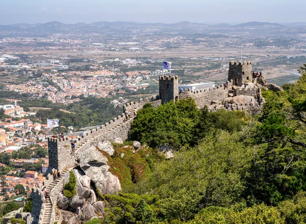 在葡萄牙辛特拉上方的山上，游客们正在穿越摩尔城堡的城墙 — 图库照片