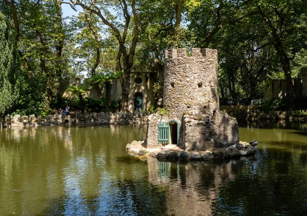 Steinerne vogelhaus in den gärten des pena palastes außerhalb sintra in portugal — Stockfoto