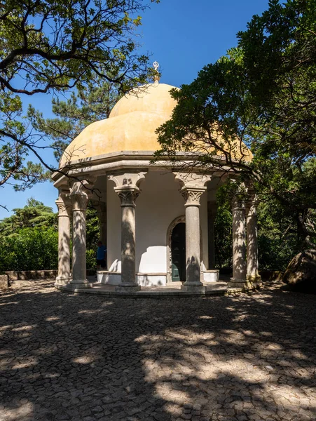 Kolumnernas tempel i trädgården vid Pena Palace utanför Sintra i Portugal — Stockfoto