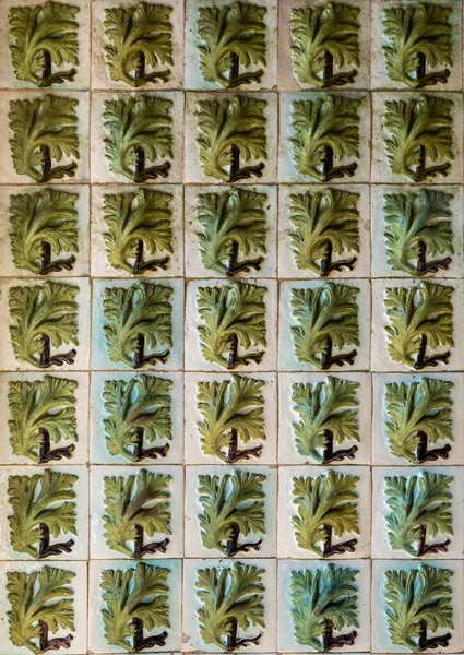 Modello di piastrelle azulejo sulla parete con piante ed erbe — Foto Stock